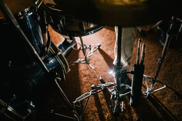 Drum set во время живого концерта — стоковое фото