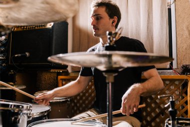 Davul rock konser öncesi prova davulcu