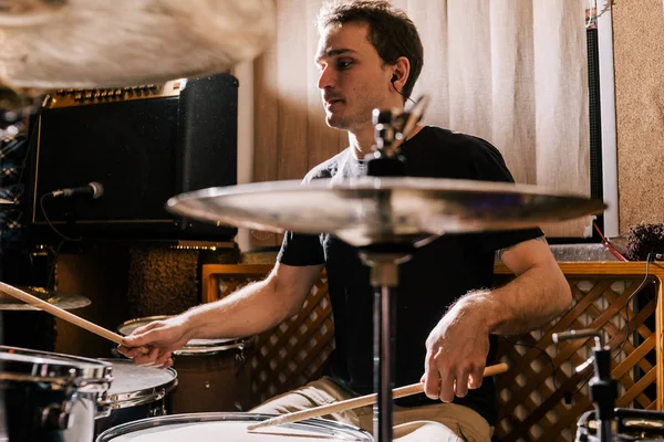 Baterista ensaiando na bateria antes do concerto de rock — Fotografia de Stock