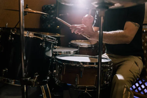 Tambor profesional en primer plano. Músico con batería — Foto de Stock