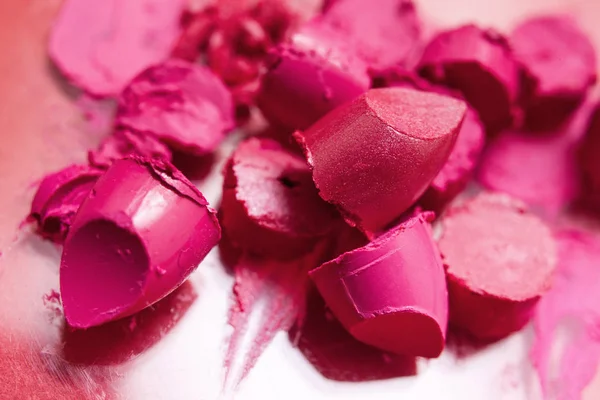 Rouge à lèvres échantillons roses de cosmétiques enduits — Photo