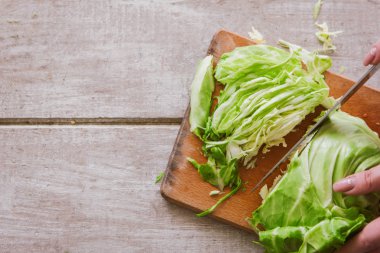 Kadın lahana ahşap masanın üzerinde pirzola.