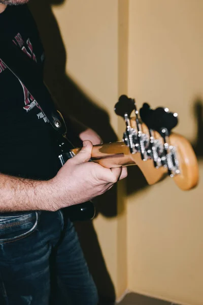 Guitarrista com baixo em foco seletivo — Fotografia de Stock