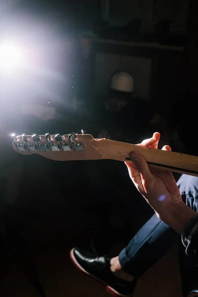 O riff da guitarra fechou. Instrumento elétrico de corda — Fotografia de Stock