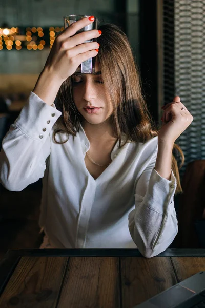 Ill workaholic. Hot weather outside — Stock Photo, Image