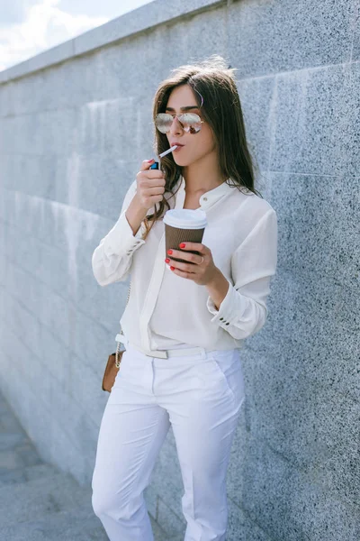 Los malos hábitos en la vida de la mujer joven — Foto de Stock