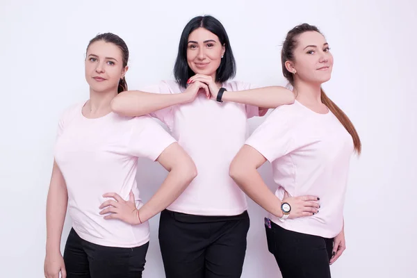 Tres mujeres con camisetas blancas — Foto de Stock