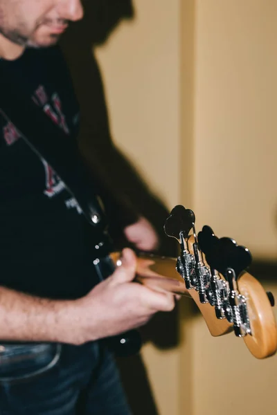 Бас-гитара в фокусе — стоковое фото