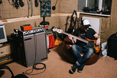 Eski garaj kayıt stüdyosu gitarist