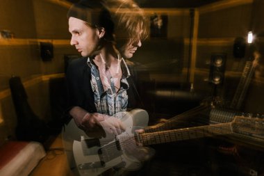 Çift pozlama gitarist. Bölünmüş Kişilik