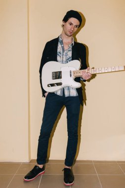 Erkek hipster elektro gitar ile poz