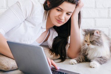 Dizüstü ikram onu kedi göz ile genç kadın