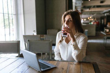 Öğle yemeği molası sırasında iş. Düşünceli iş kadını