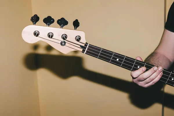 Baixo riff de guitarra close-up. Fundo musical — Fotografia de Stock