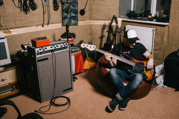 Eski garaj kayıt stüdyosu gitarist