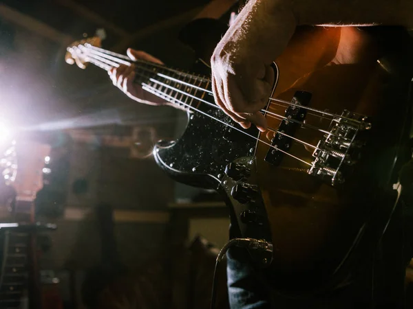 Tocando cordas de guitarra baixo close-up — Fotografia de Stock