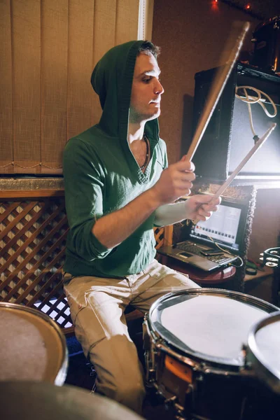レコーディング スタジオでドラムを叩いて男性ドラマー — ストック写真