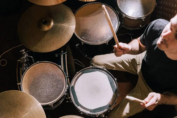 Bubeník hraje na bicí souprava pohled shora — Stock fotografie