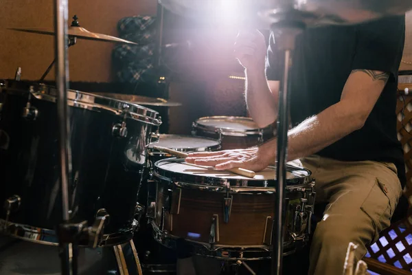 Hudebník s bubny. Profesionální drum set closeup — Stock fotografie