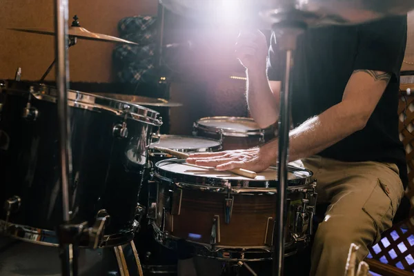 Músico com bateria. Conjunto de tambores profissional close-up — Fotografia de Stock