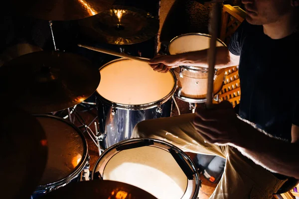 クローズ アップ コンサート中にドラム キット — ストック写真