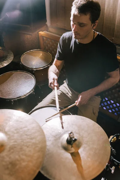 レコーディング スタジオでドラムのドラマー — ストック写真