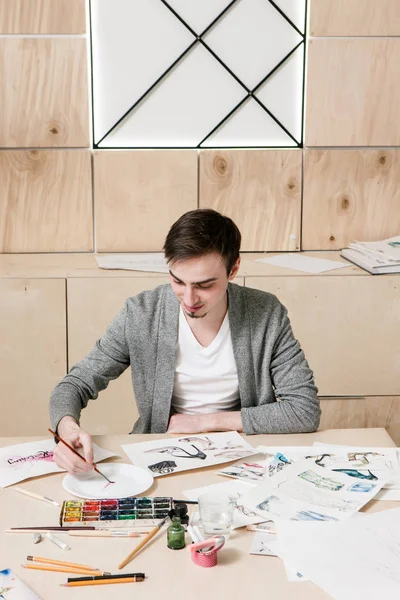 Moda Tasarımcısı çizimleri çizer