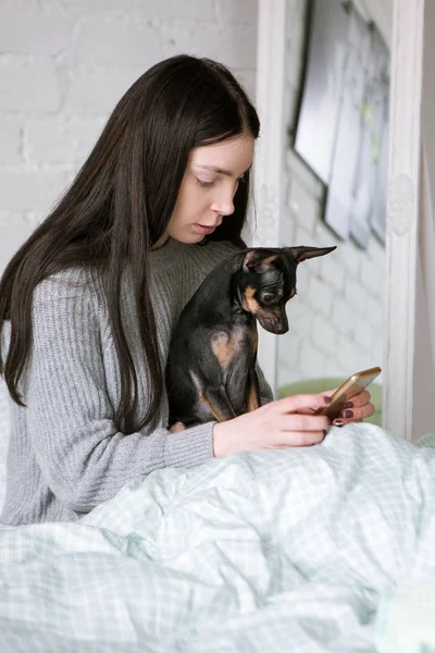 Kadın ve köpek arasındaki dostluk