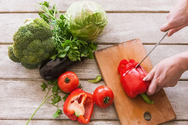 Подготовка свежих овощей — стоковое фото