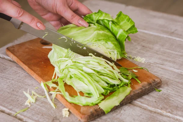 Ahşap masa üzerine kıyılmış lahana