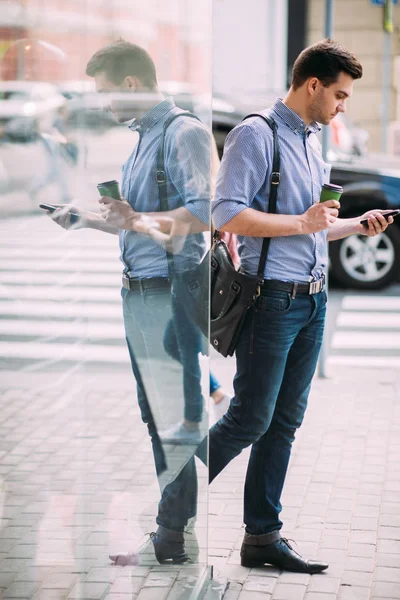 Pedestrian on coffee break on street — Stock Photo, Image