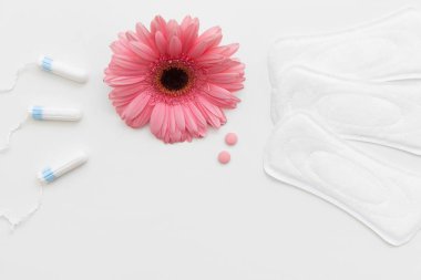 Tampon, hijyen ped, doğum kontrol hapı, düz yatıyordu