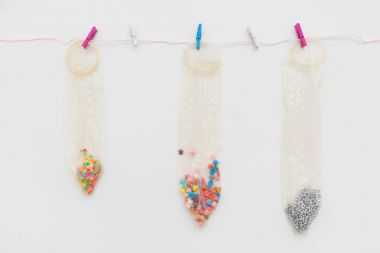 Erkek doğum kontrolü, güvenli seks. Kullanılmış prezervatif, sperm