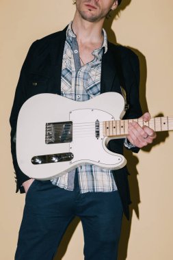 Elektro gitar closeup ile erkek gitarist