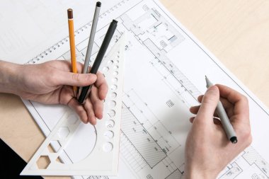Çalışma Planı üzerinde tasarımcılar eller