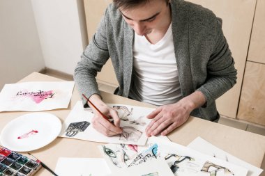 Sanatçı moda ayakkabı modelinin tasarım yapıyor