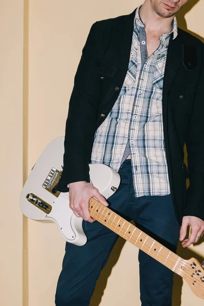 Elektro gitar closeup ile gitarist