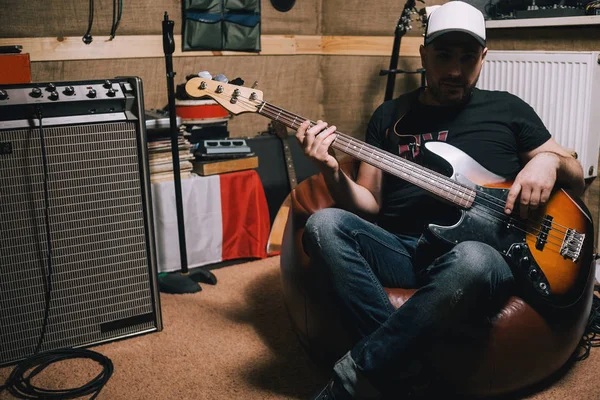 Bass guitarist with guitar in garage studio — Stock Photo, Image