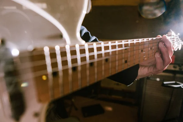 Гитарный рифф в руках гитариста в избирательном фокусе — стоковое фото