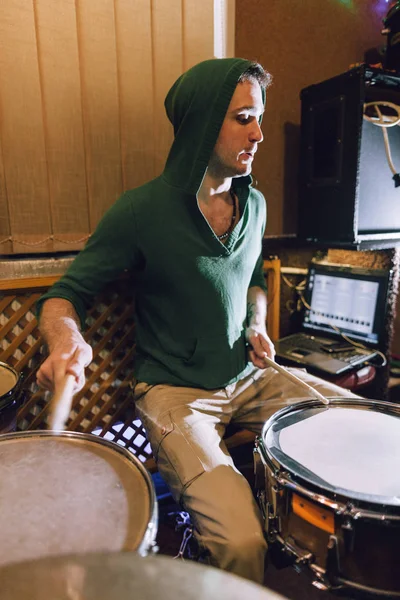 Baterista em estúdio de gravação tocando bateria — Fotografia de Stock