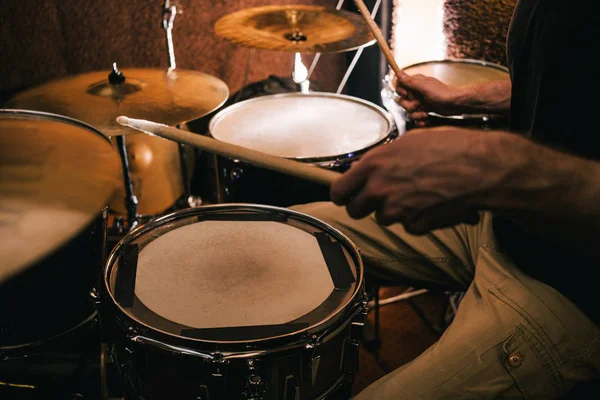 Baterista gravando música na bateria — Fotografia de Stock