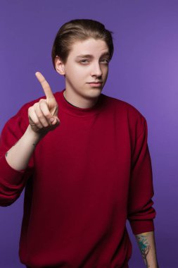 Genç erkek reddediyor. Tutulum inkar