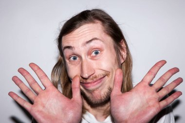 Masum mutlu erkek. Tutulum inkar