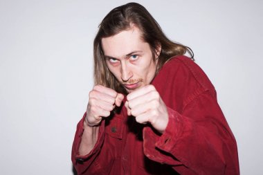 Kızgın mücadele adam. İlişkiler sıralama