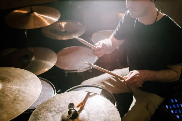 Baterista tocando no conjunto de bateria — Fotografia de Stock