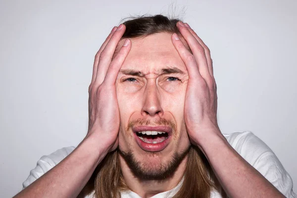 Llorando macho adulto. Hombre dolor de cabeza — Foto de Stock