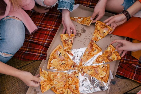 Amigos pizza partido vista superior — Foto de Stock