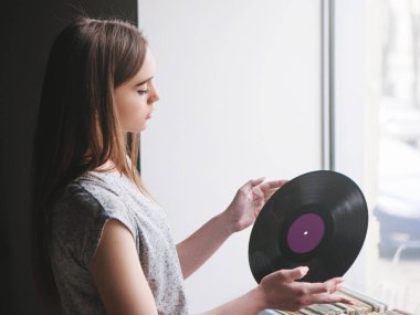 Retro vinil kayıtlar müzik dükkanında seçme kız