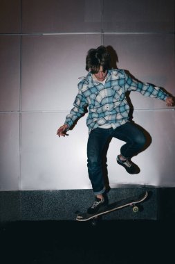 Aşırı hileler kaykay ile. Sokak alt kültür