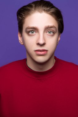 Şaşırmış gibi genç erkek. Duygu sürpriz